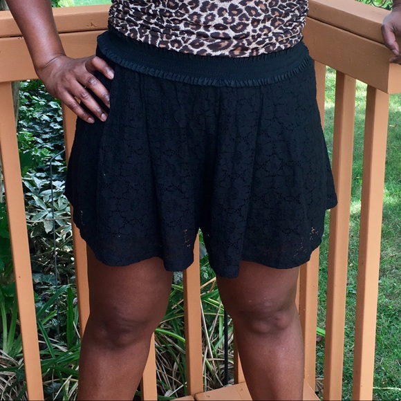 BlackLined Lace Shorts - Picture 1 of 4